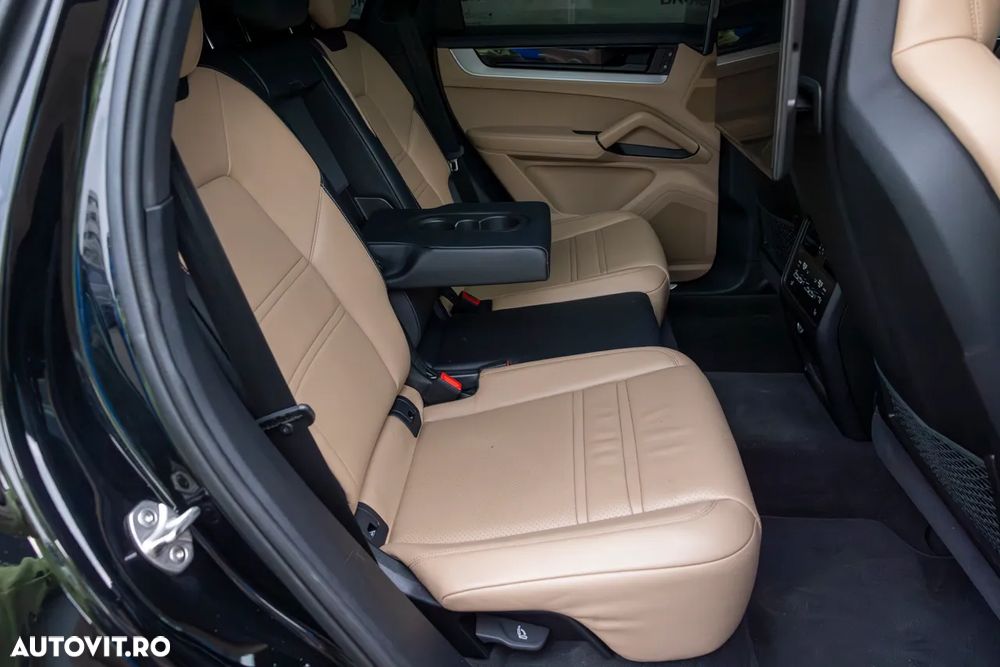 Porsche Cayenne Coupe E-Hybrid - 38