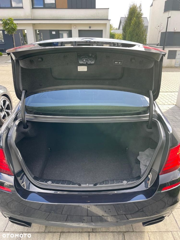BMW Seria 5 550i Sport-Aut - 11