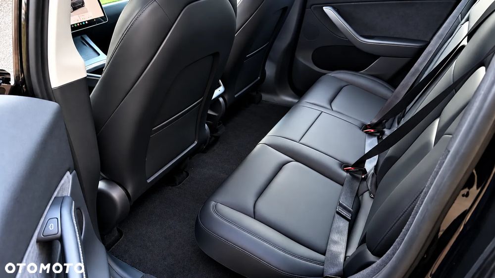 Tesla Model Y Long Range AWD - 14