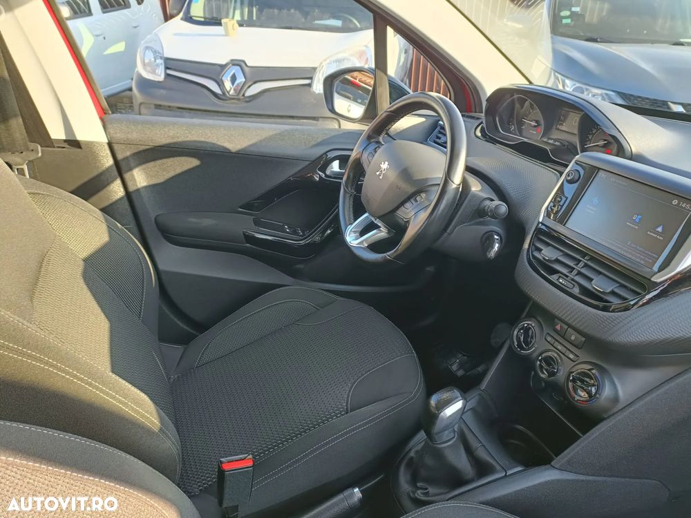 Peugeot 208 ver-puretech-110-stop-start-allure - 11