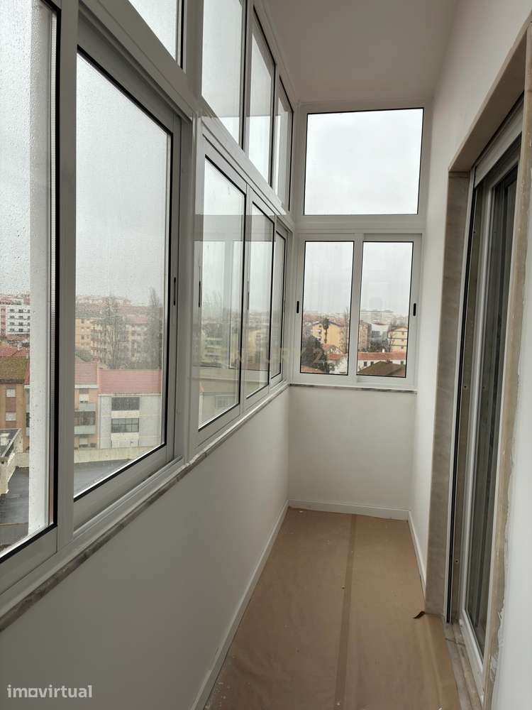 Apartamento Renovado com Vista Rio em Barreiro - Grande imagem: 2/16