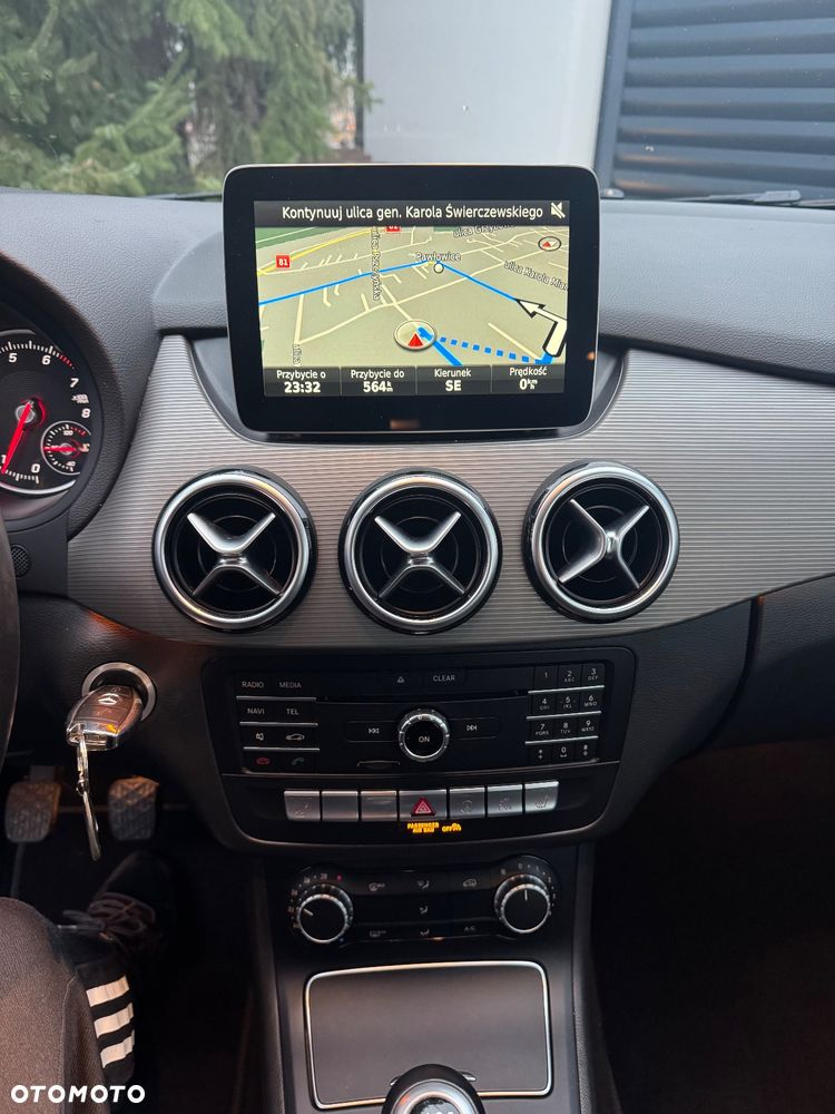 Mercedes-Benz Klasa B 180 Edition - 18