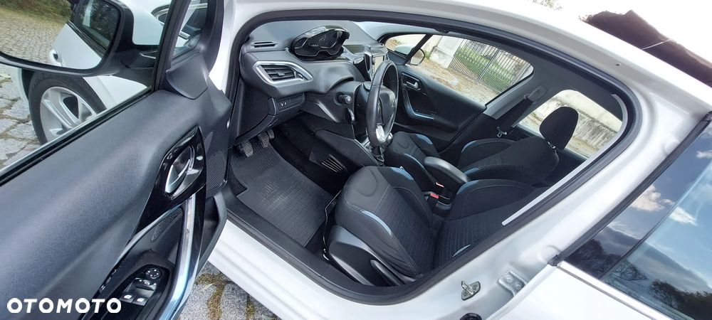 Peugeot 208 - 30