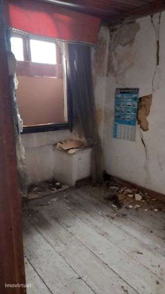 Casa para restaurar, numa zona tranquila na aldeia 8 km de Leiria - Grande imagem: 4/6
