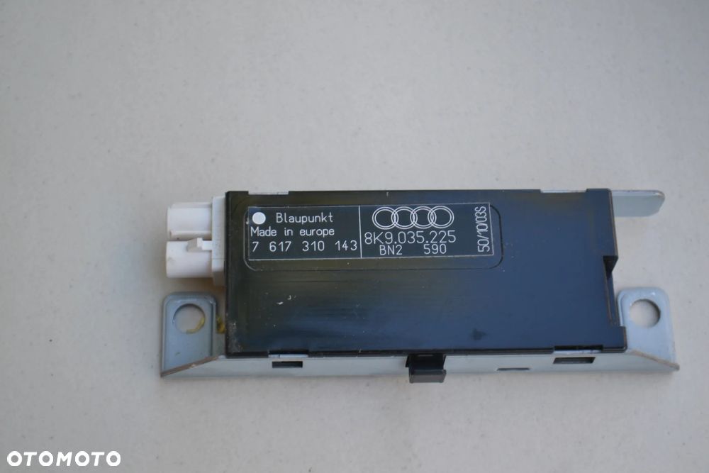 AUDI A4 B8 A5 WZMACNIACZ ANTENOWY 8K9035225 - 2