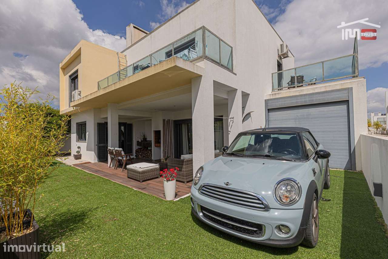Moradia T4 com Suite, Garagem e Churrasqueira em Santo António da C... - Grande imagem: 2/39