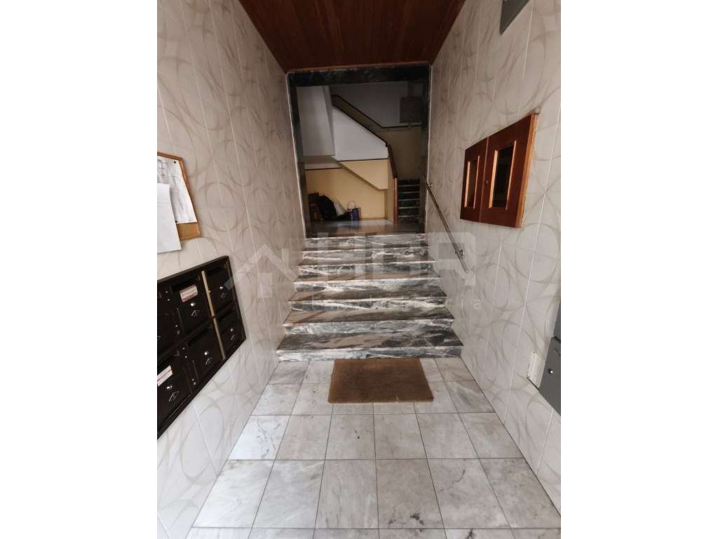 T3 | BOAS ÁREAS | 2 CASAS DE BANHO | ARRECADAÇÃO - Grande imagem: 2/24