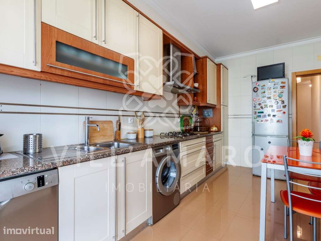 Espaçoso T3 Duplex com Suíte, Varandas e Garagem Box - Grande imagem: 4/51