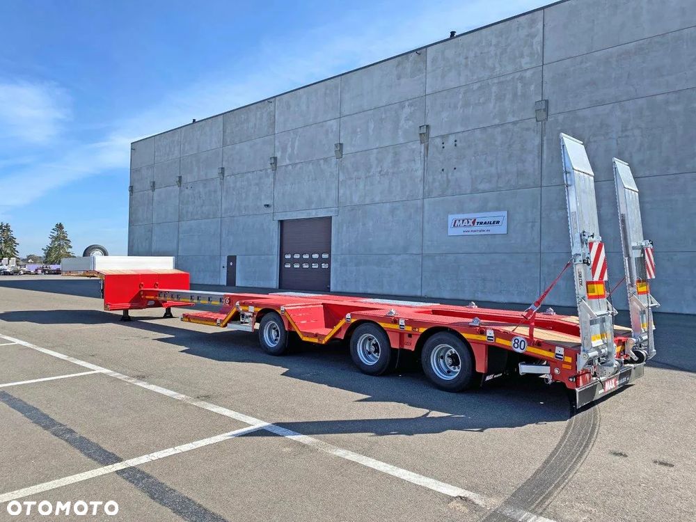 MAX Trailer nowe 3 osiowe semi z zagłębieniami, rozciąg, najazdy hydrauliczne - 1