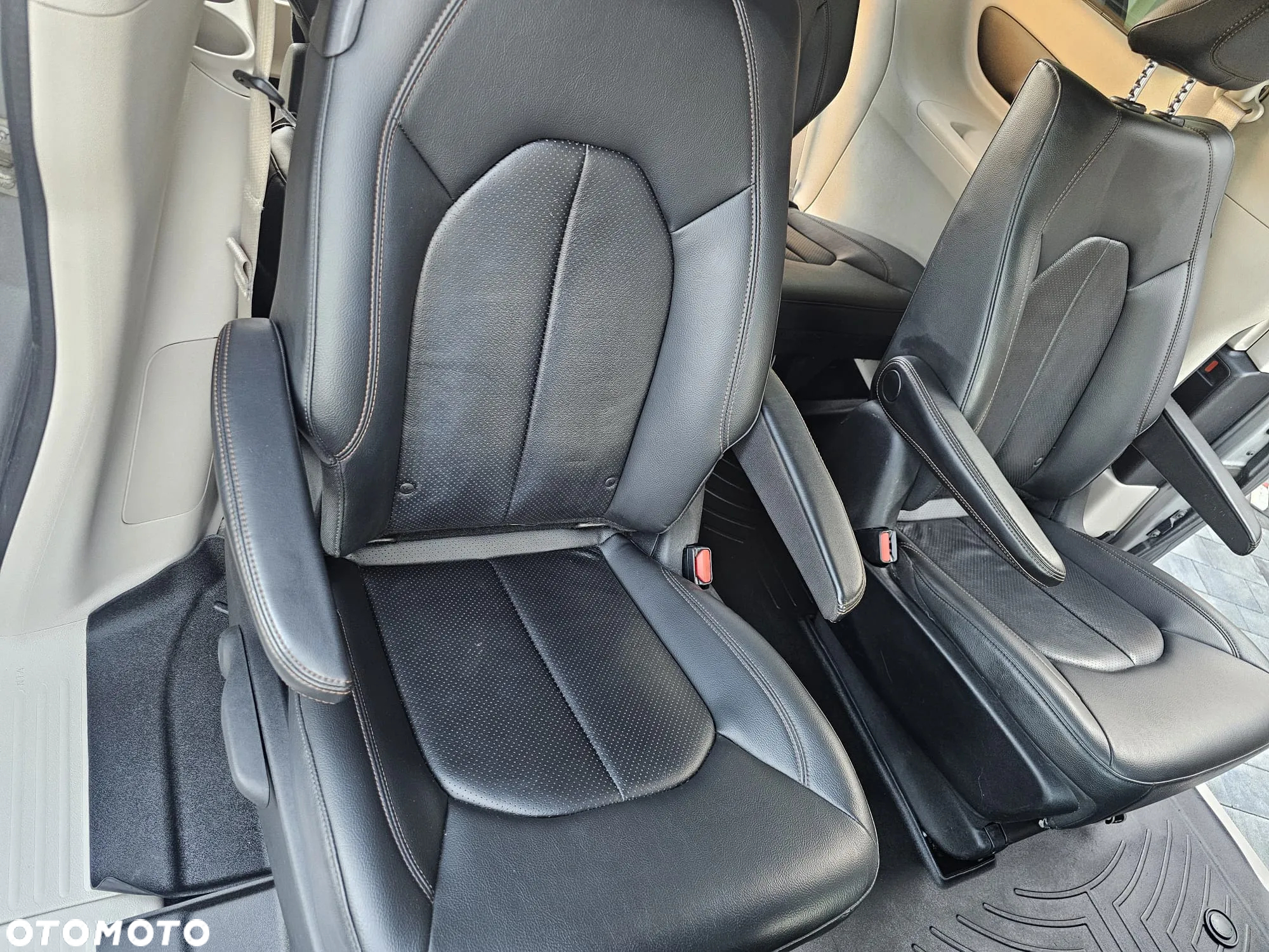 Chrysler Pacifica - 16