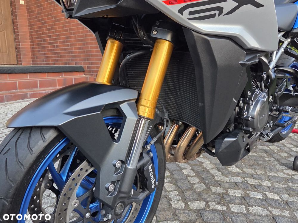Suzuki GSX - 28