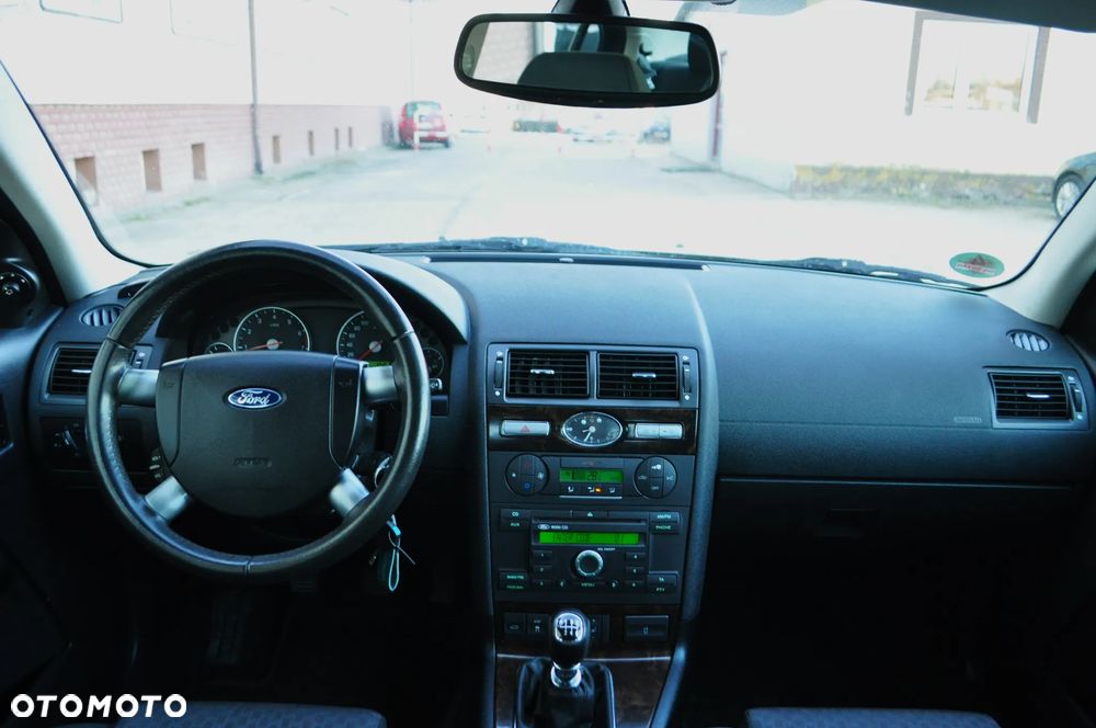 Ford Mondeo 1.8 Ghia - 11