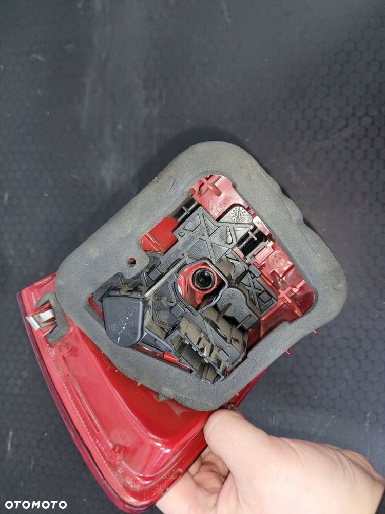 LAMPA LEWY TYŁ VW JETTA 5C6945095A - 3