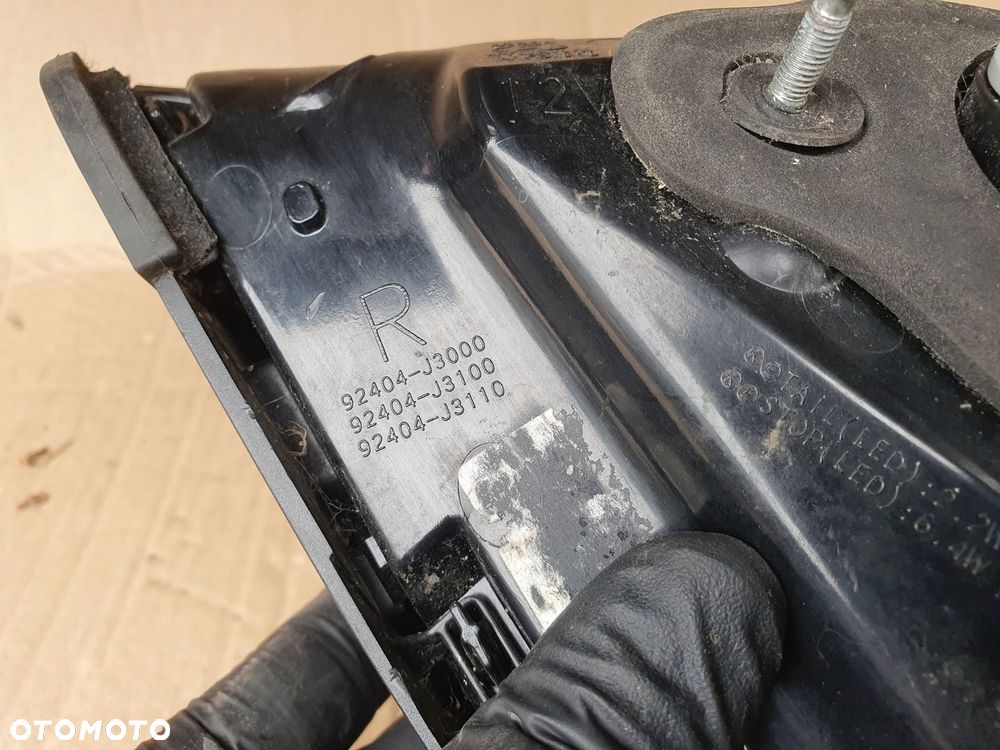 HYUNDAI VELOSTER N II LAMPA W KLAPE TYŁ TYLNA prawa 92404-J3110 92404-J3000 - 3