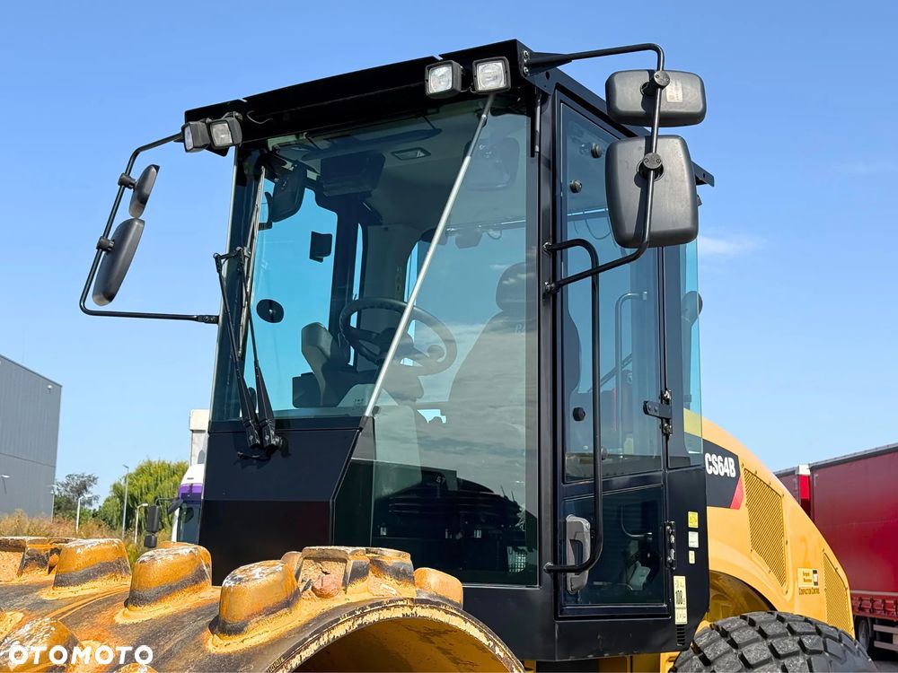 Caterpillar WALEC WIBRACYJNY / CS64B / KLIMATYZACJA / CAT - 5