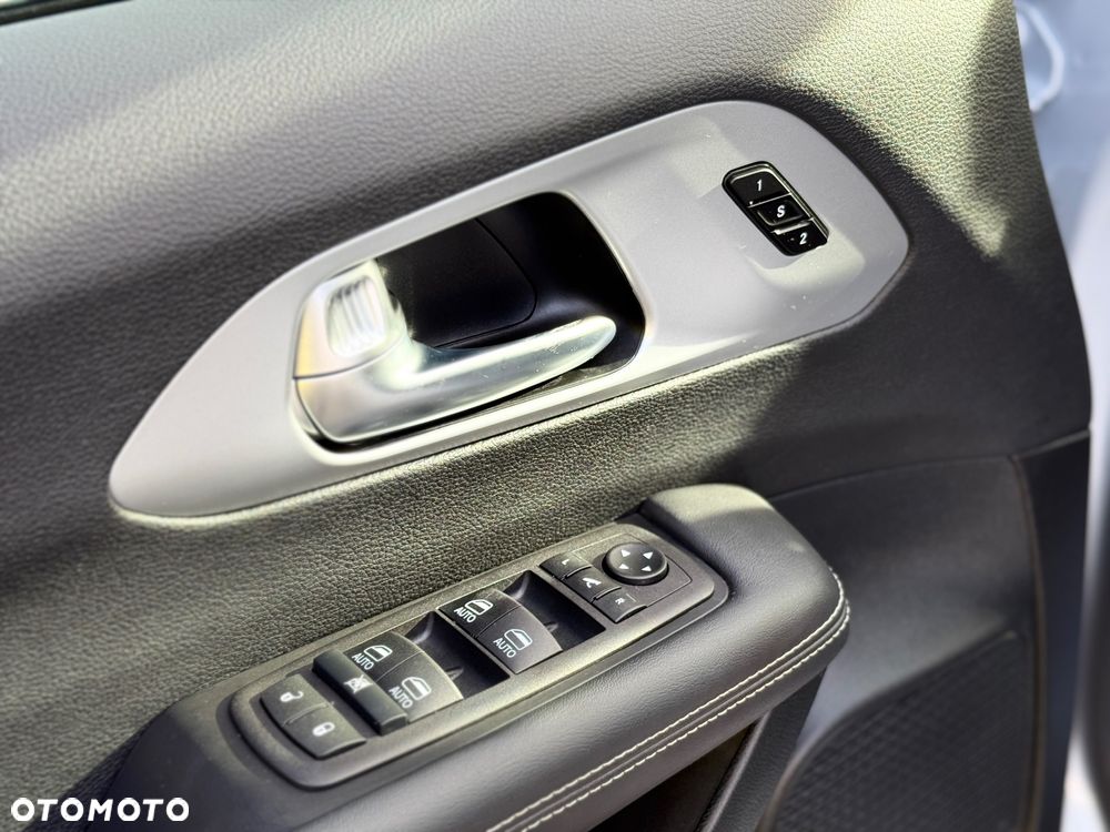 Chrysler Pacifica - 16