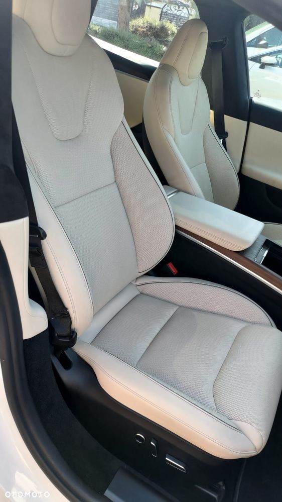 Tesla Model S - 10