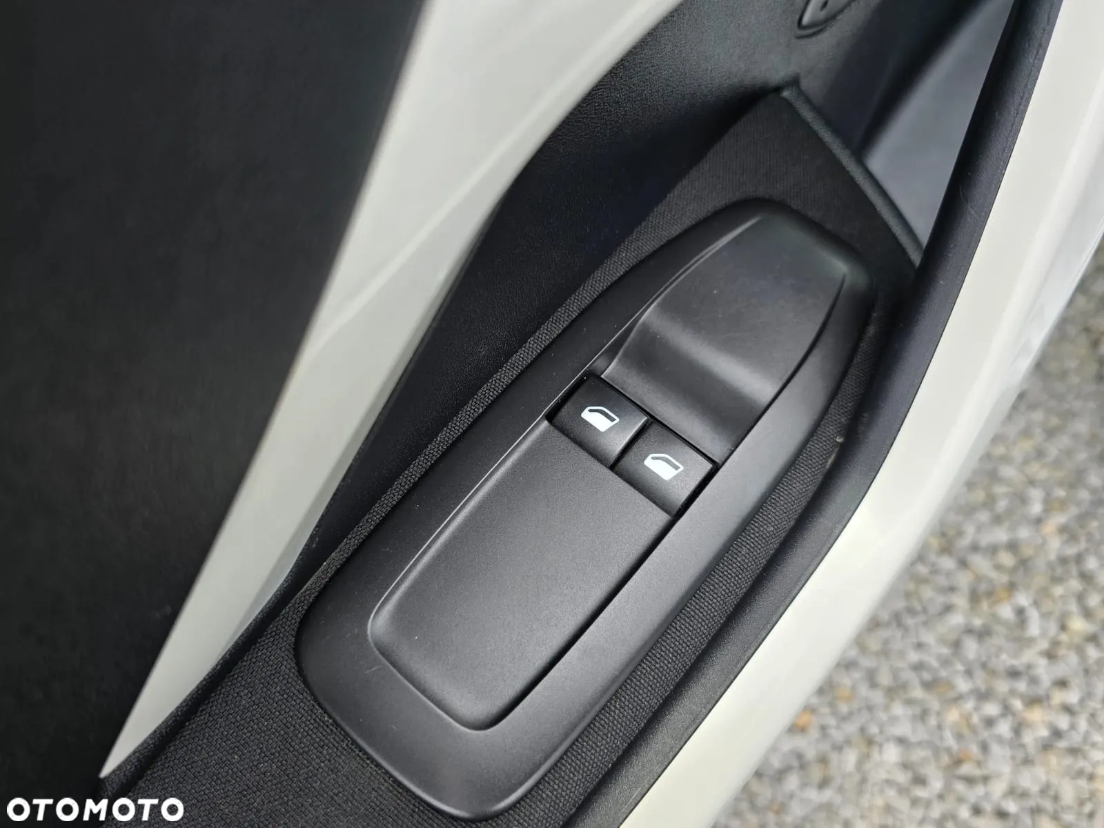 Peugeot 208 - 17
