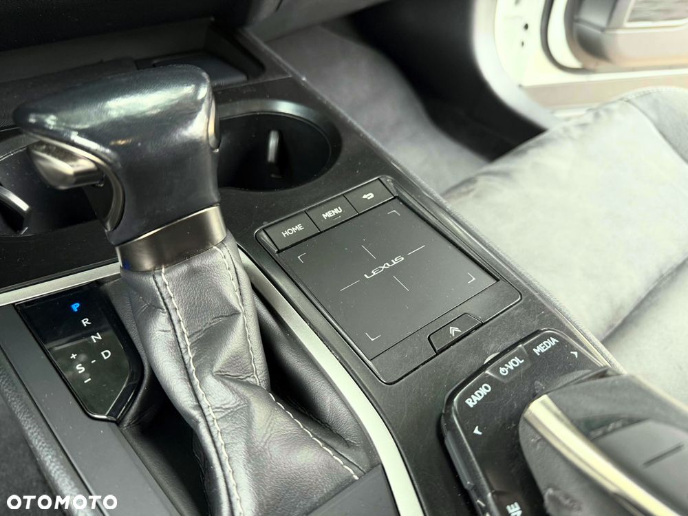 Lexus UX 250h Prestige 2WD - 28