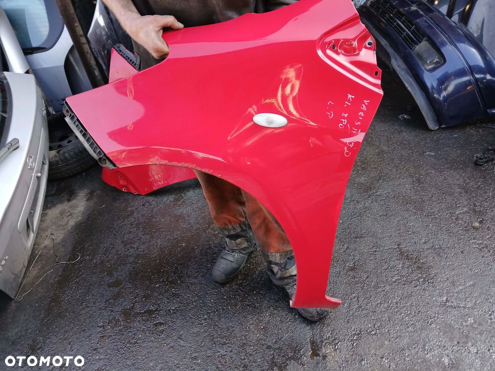 Toyota Yaris II 3D Błotnik LEWY - 1