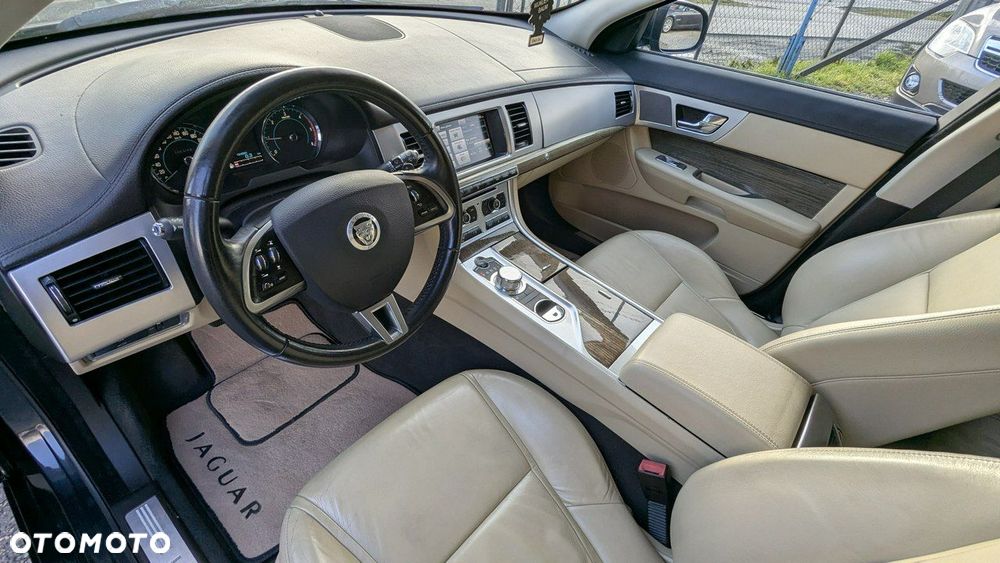 Jaguar XF - 14