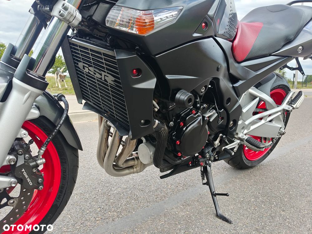 Suzuki GSR - 4