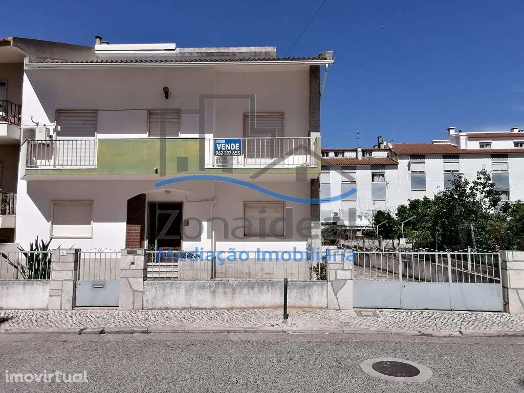 MORADIA COM 2 PISOS , OITO DIVISÕES, GARAGEM E LOGRADOURO - LOCALIZ... - Grande imagem: 2/24