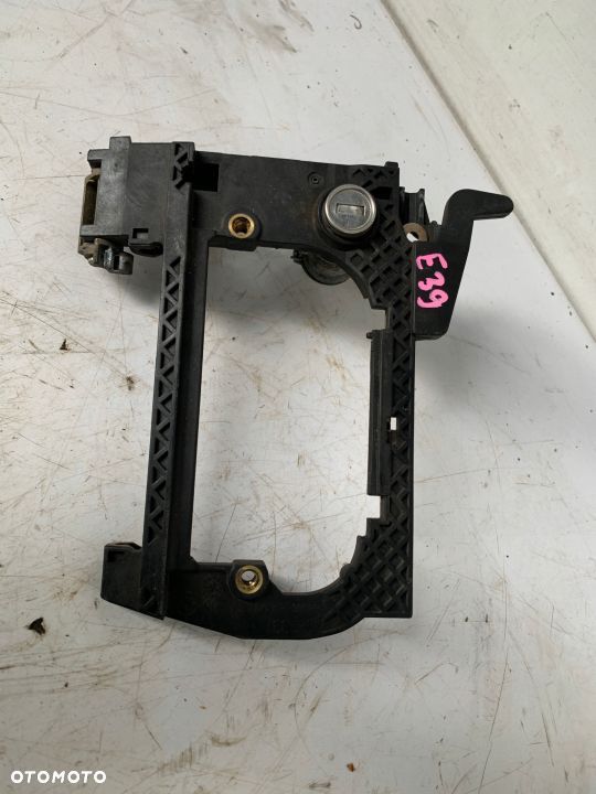 RAMKA ZAMKA DRZWI PRZÓD LEWY WKŁADKA BMW E39 - 1