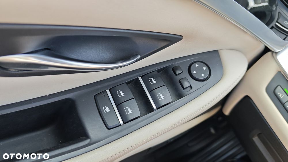 BMW Seria 5 550i xDrive - 13