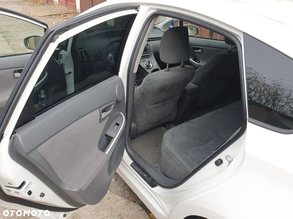 Toyota Prius (Hybrid) - 11