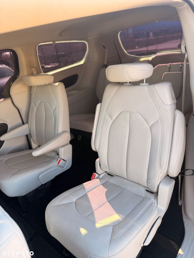 Chrysler Pacifica - 13