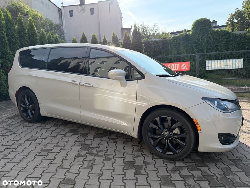 Chrysler Pacifica - 1