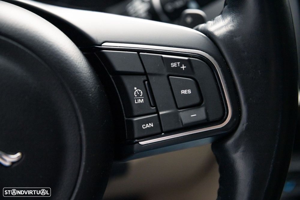 Jaguar XE 2.0 D Prestige Aut. - 31