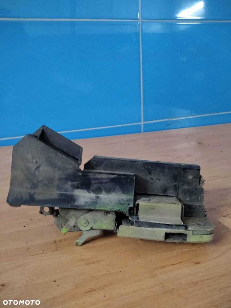 Zamek lewy prawy przód VW T4 701837016b - 3