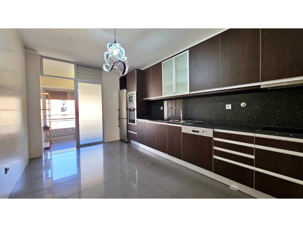 Apartamento T2 com garagem e varandas - Grande imagem: 4/17