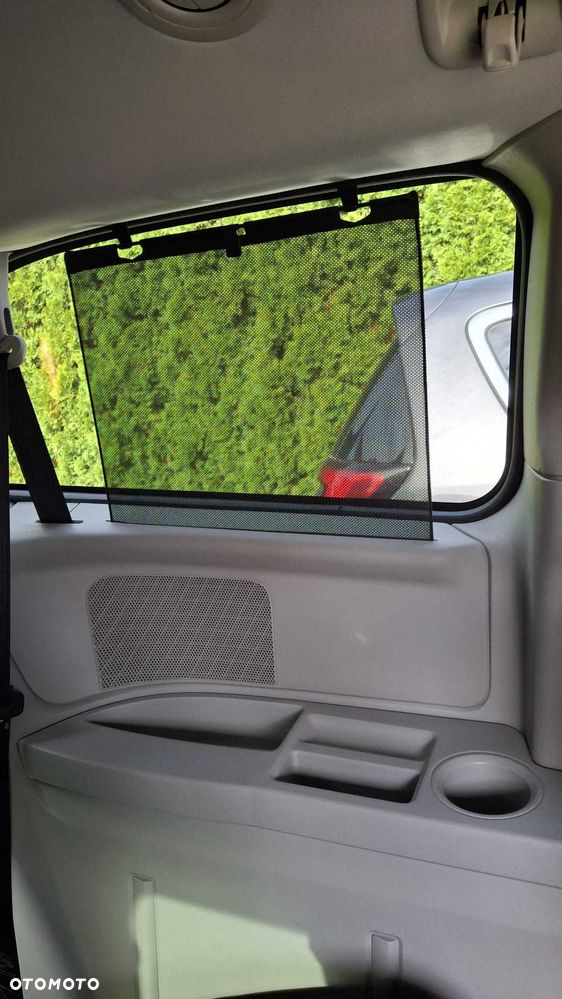 Chrysler Town & Country - 13