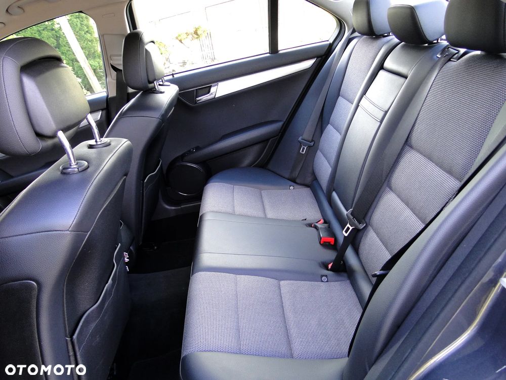 Mercedes-Benz Klasa C 180 CGI Automatik BlueEFFICIENCY Avantgarde - 16