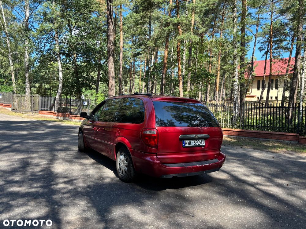 Chrysler Town & Country - 4