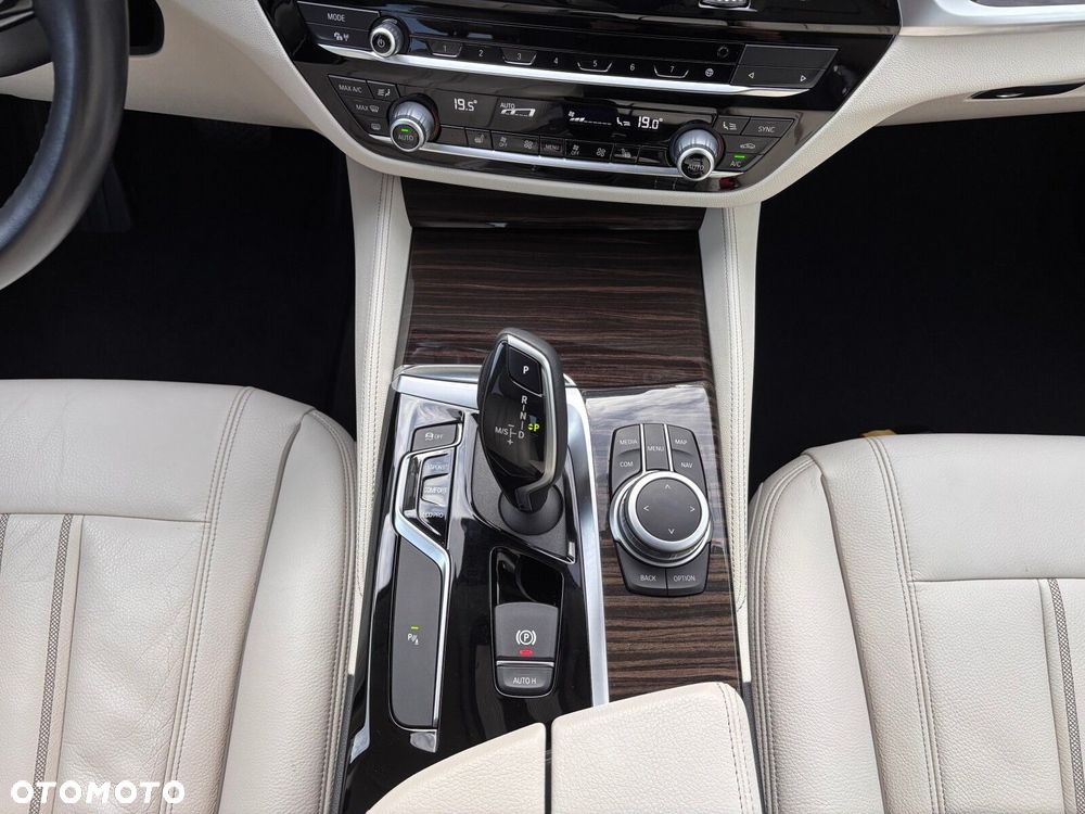 BMW Seria 5 520d xDrive Luxury Line - 31