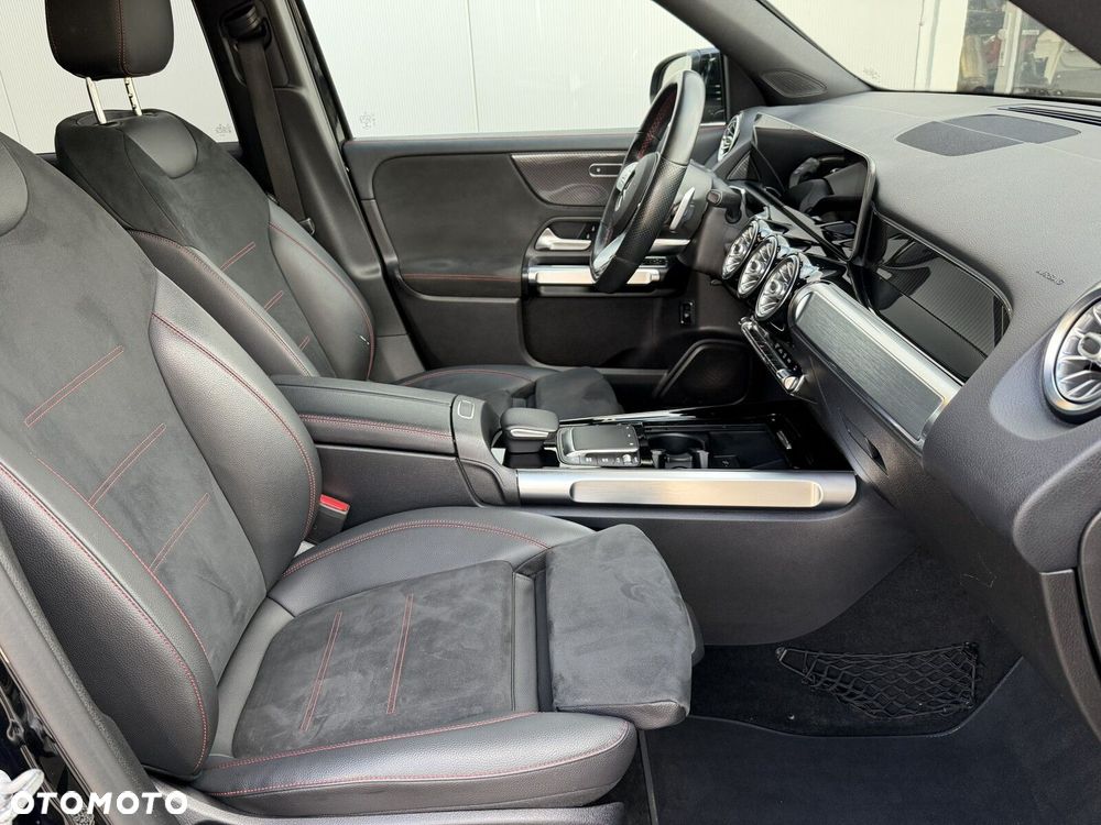 Mercedes-Benz GLB 200 4-Matic AMG Line 8G-DCT - 26