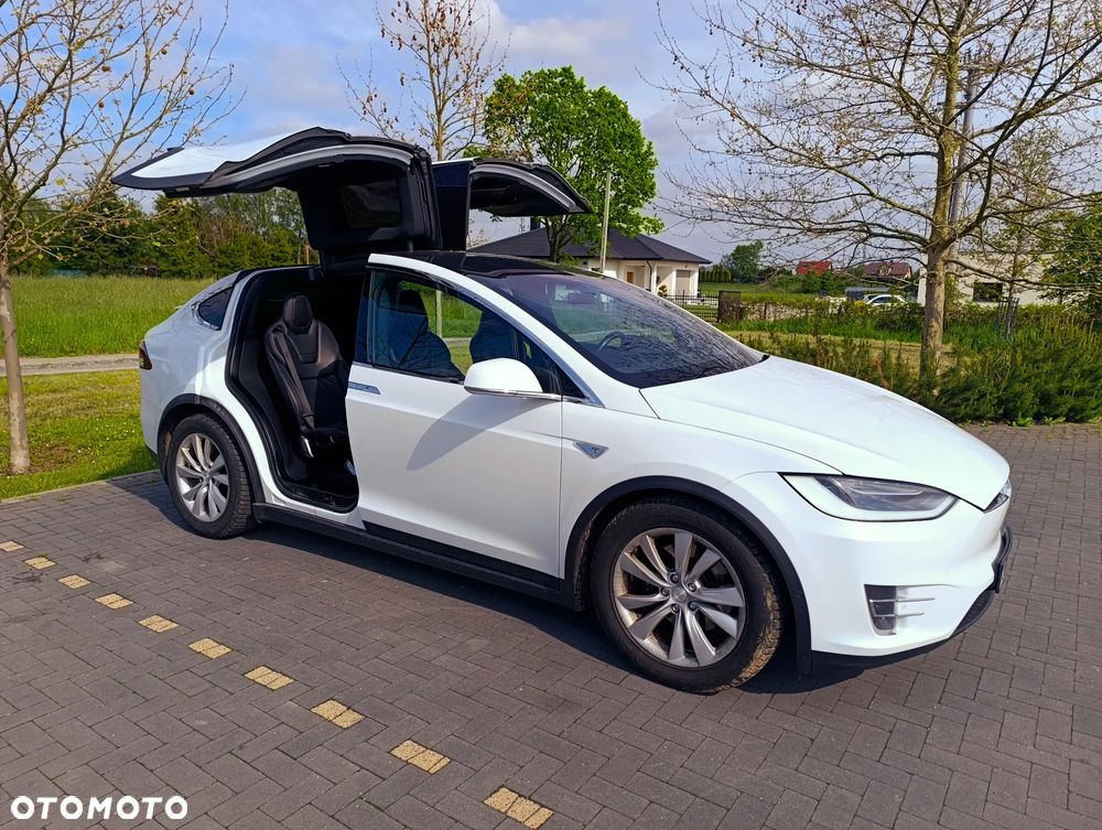Tesla Model X - 25