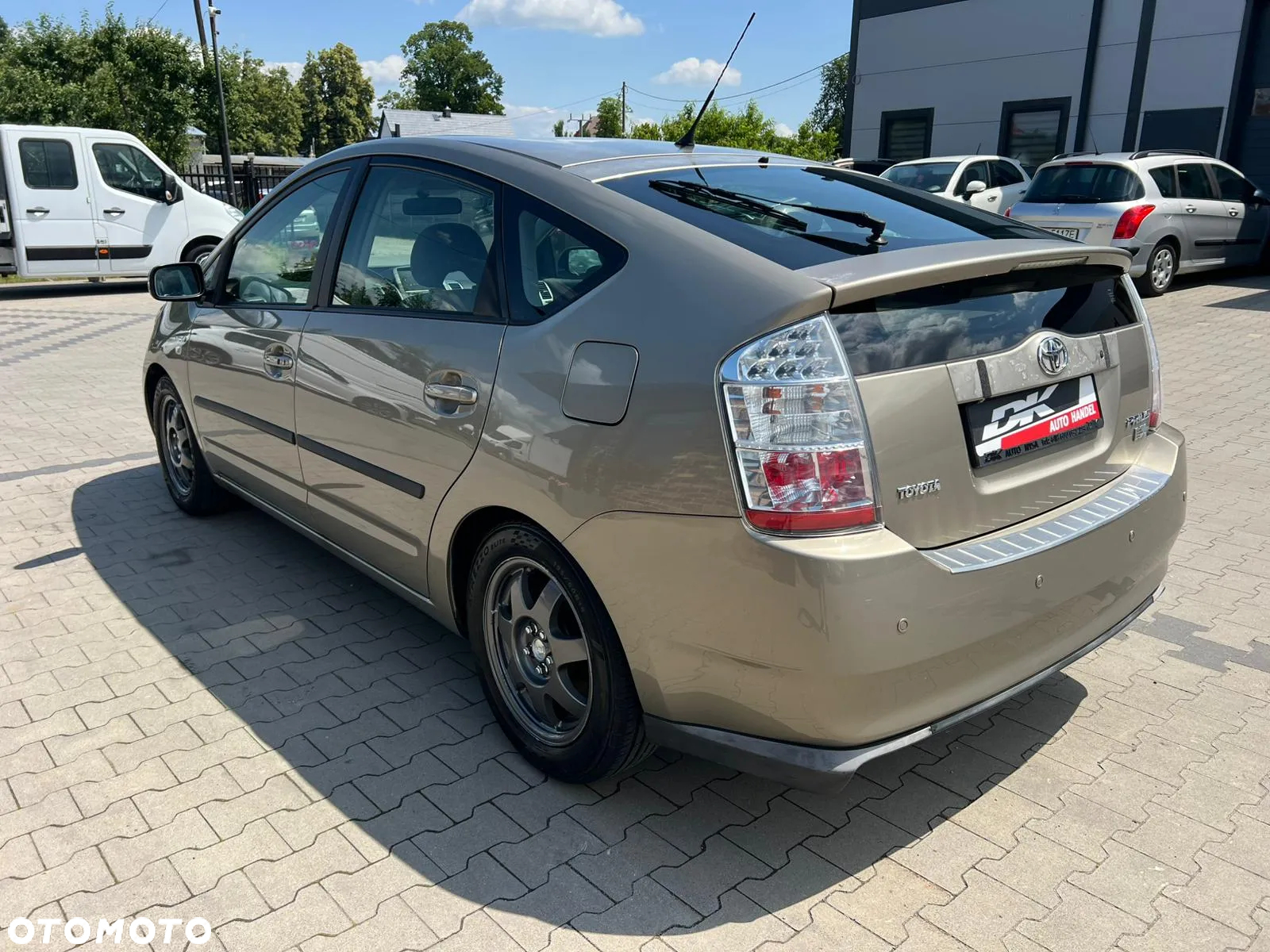 Toyota Prius (Hybrid) - 4