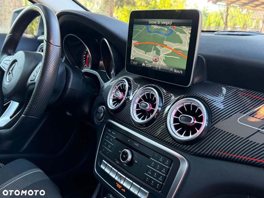 Mercedes-Benz GLA 180 UrbanStyle Edition - 26