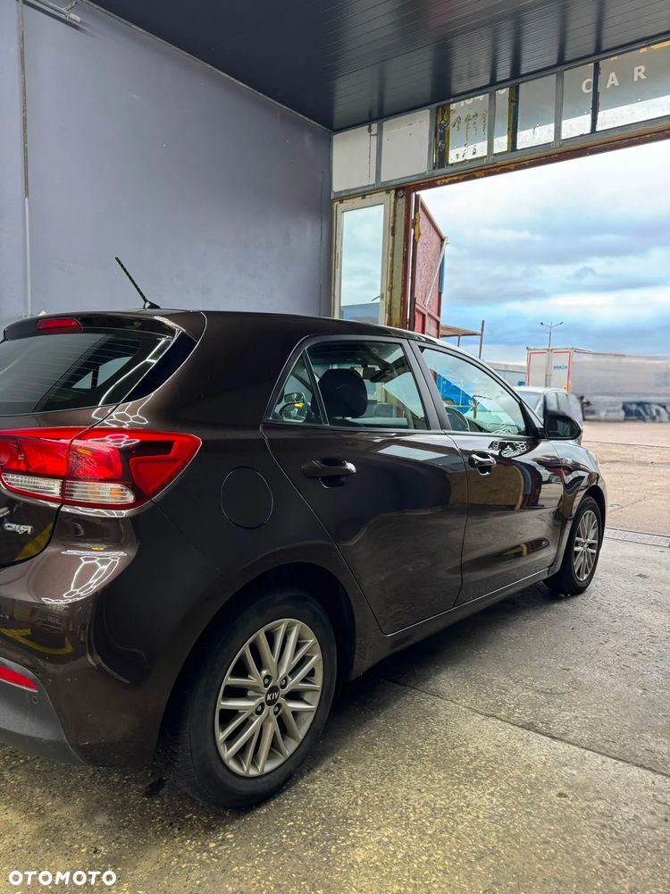 Kia Rio 1.2 L - 6