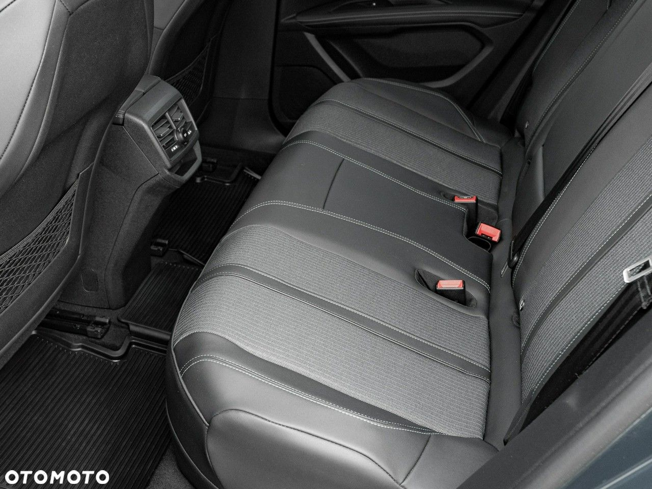 Peugeot 3008 1.6 PureTech Hybrid PHEV Allure Pack S&S EAT8 - 26