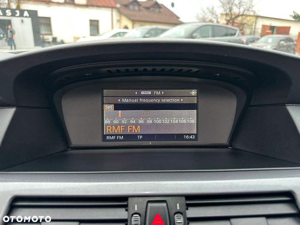 BMW Seria 5 523i - 23