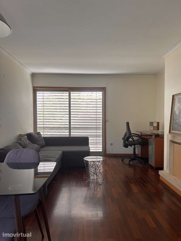 Apartamento T1 parcialmente mobilado com garagem fechada - Grande imagem: 2/15