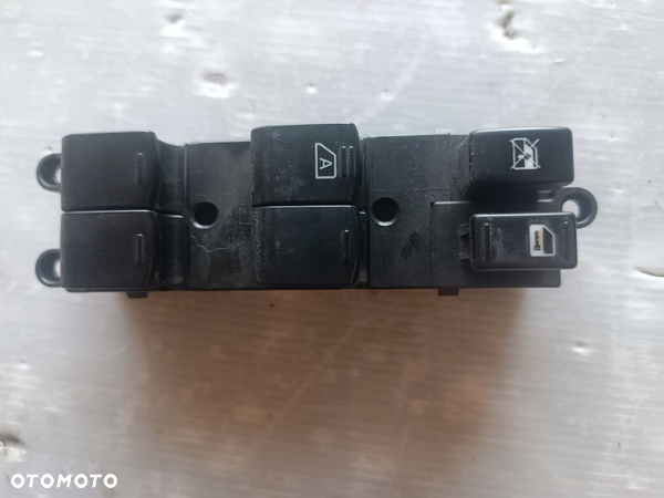 IMPREZA III GH 2.0 08r PRZEŁĄCZNIK SZYB LEWY PRZÓD