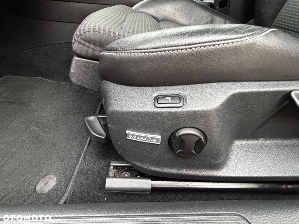 Volkswagen Golf 2.0 TDI SCR Highline - 23