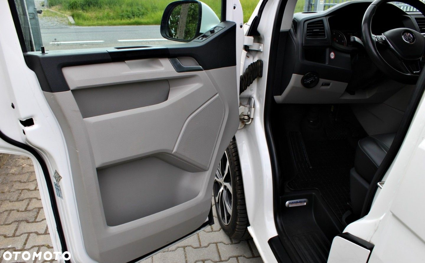 Volkswagen Caravelle - 9